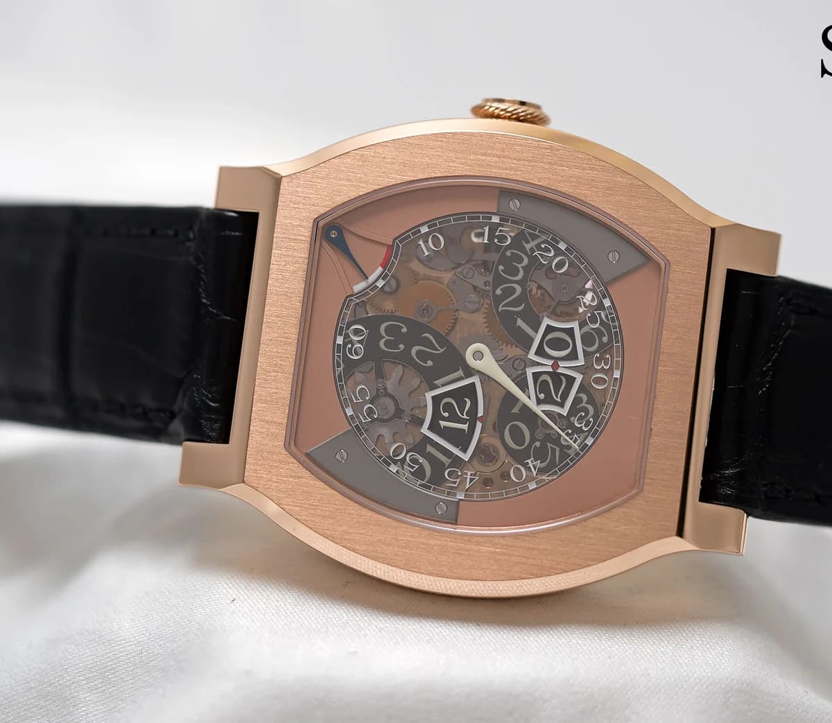 Three-quarter view of the platinum Vagabondage III showing the flat tortue case and brushed finishing