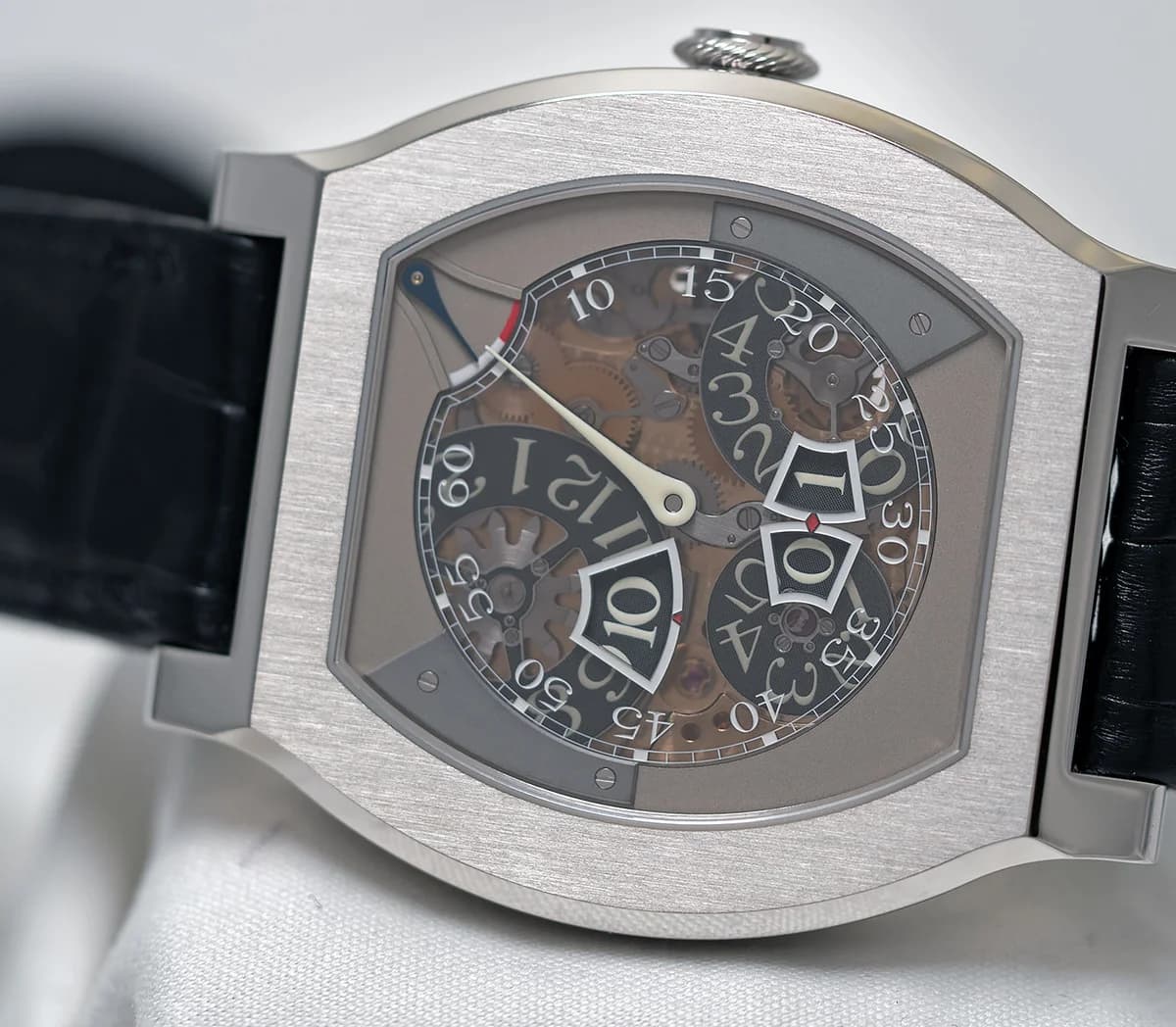 Vagabondage III in 18K 6N rose gold, Caliber 1514 with jumping digital hours and seconds, smoked sapphire dial