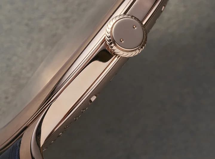 Exhibition caseback showing the Caliber 1304 with 18K rose gold base plate and bridges. The twin mainspring barrels flank the four-spoke free-sprung balance wheel.