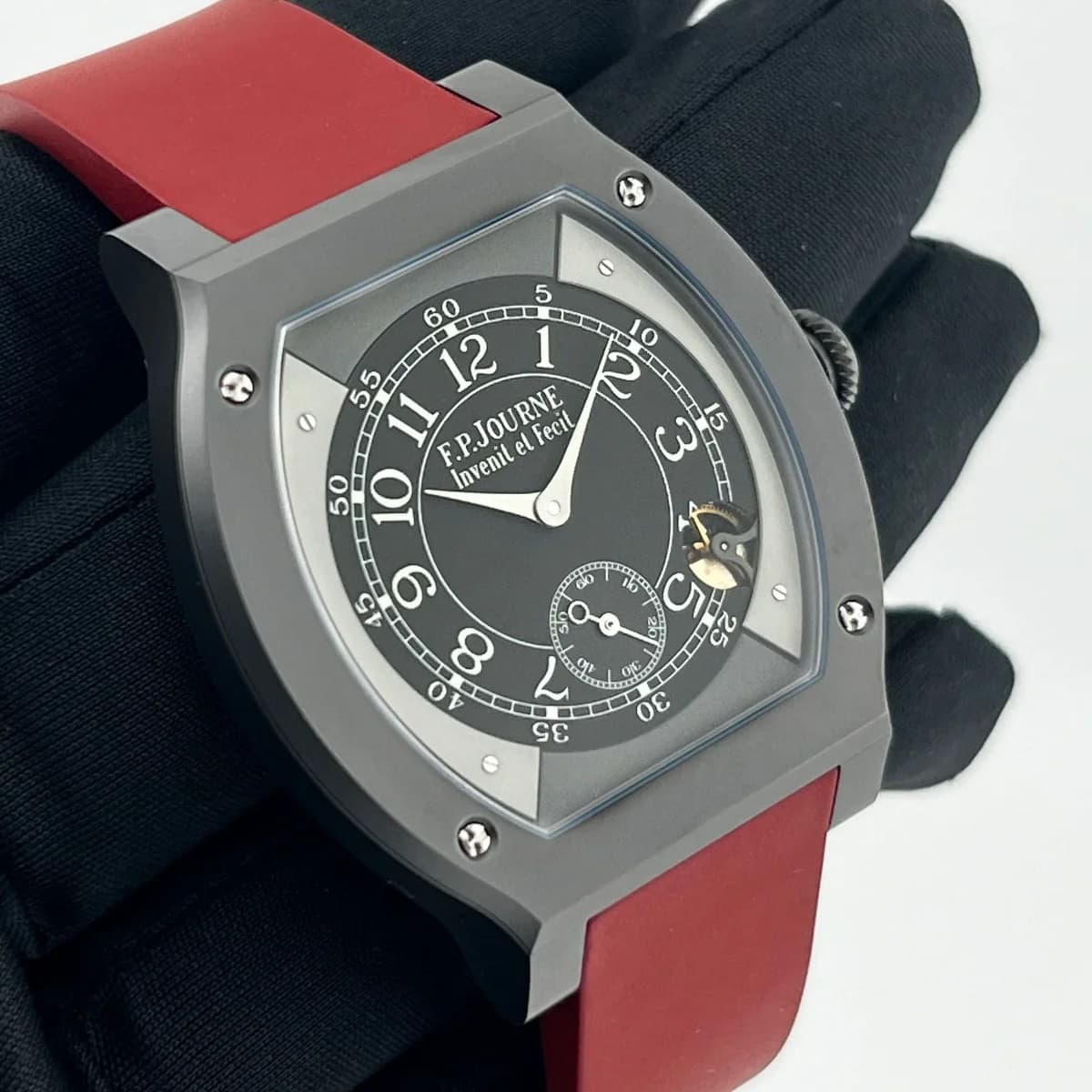 Side profile revealing the 7.95mm case thickness and flat tortue geometry