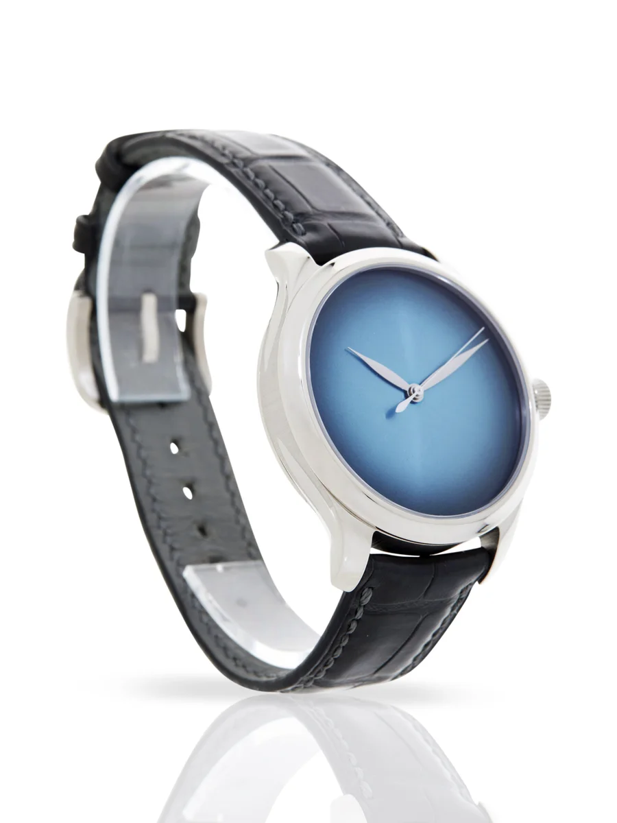 Side profile showing the 10.7mm case thickness and polished-satin finishing