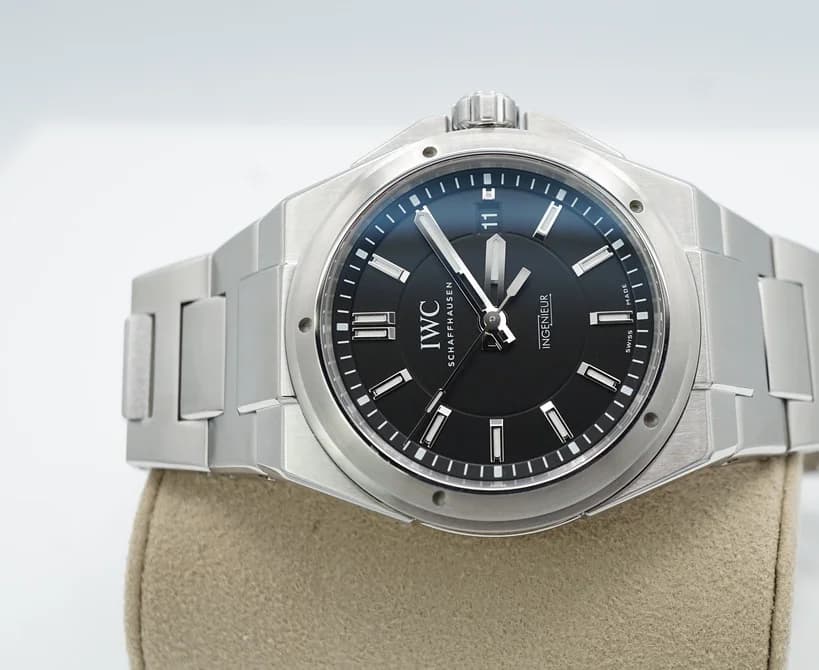 Lug and bezel detail showing the transition between brushed and polished surfaces