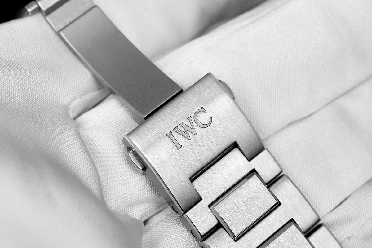 The integrated bracelet with brushed flat surfaces and polished beveled edges