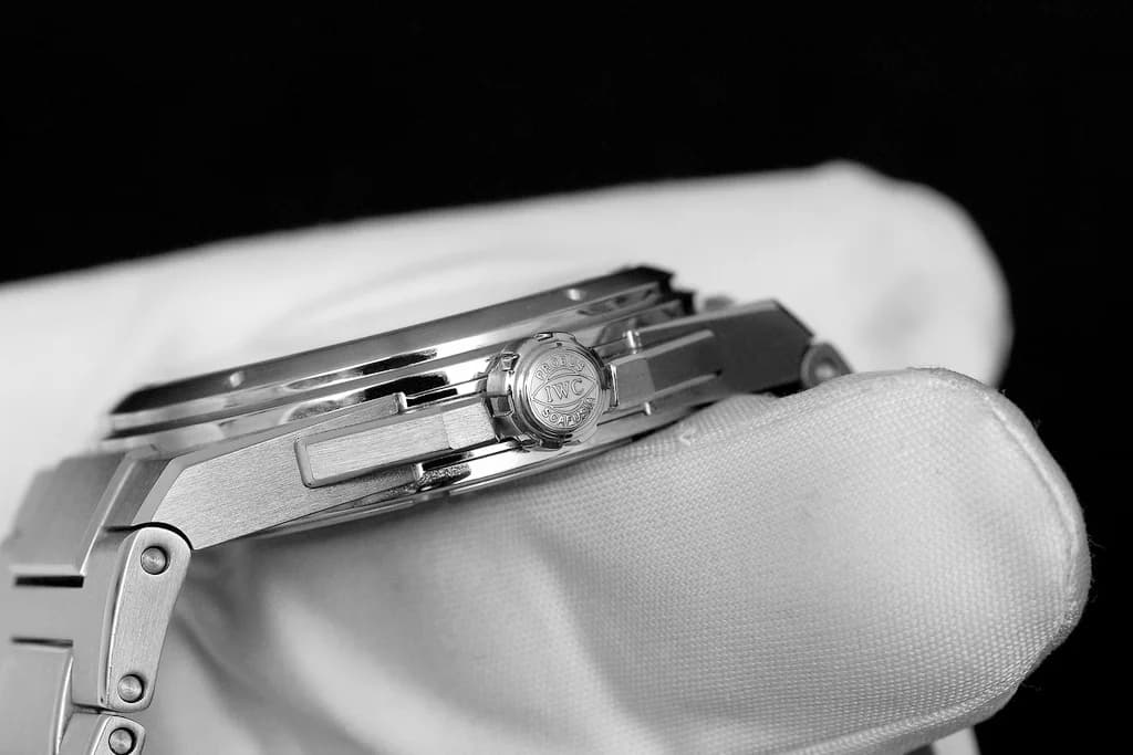 The solid caseback with radial brushing and engraved Ingenieur text