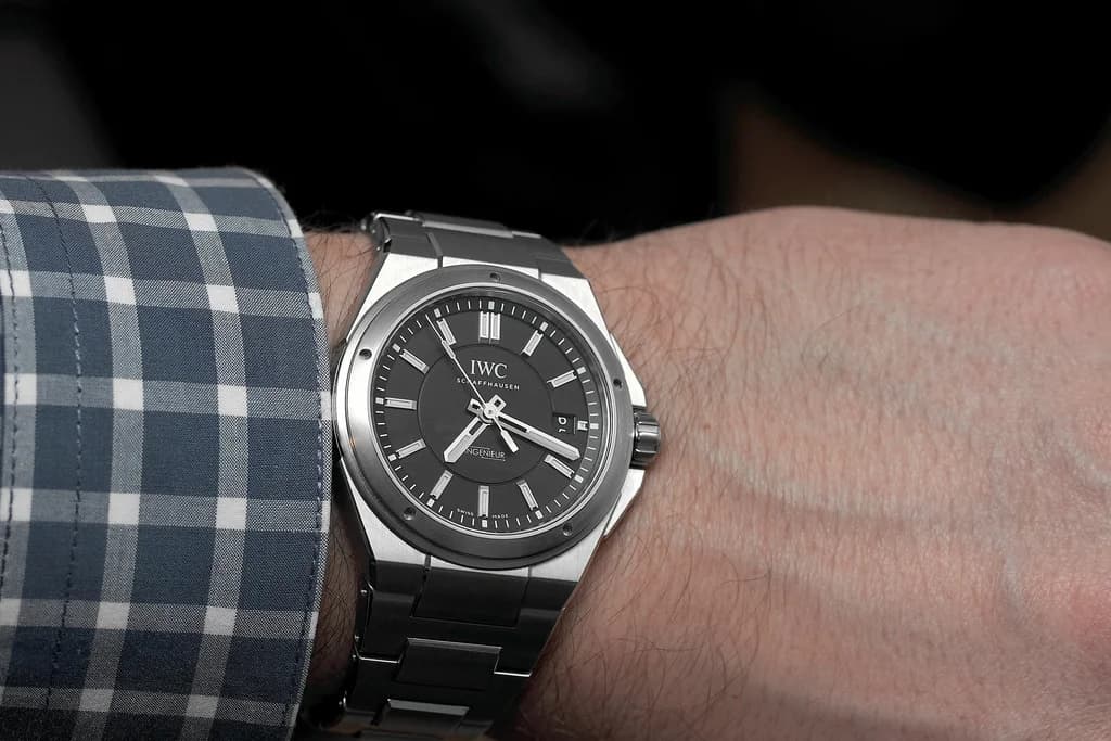IWC clasp logo and bracelet link construction
