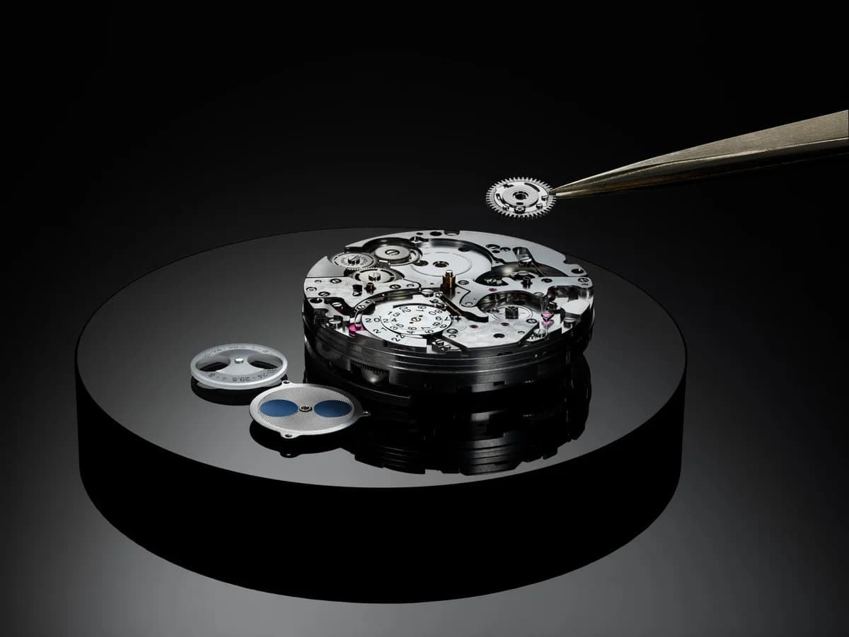 Three-quarter profile emphasizing the bezel-to-dial transition and the thin platinum case frame around the glass dial