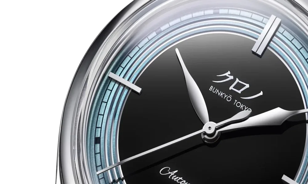 Box sapphire crystal edge showing the vintage-style raised profile