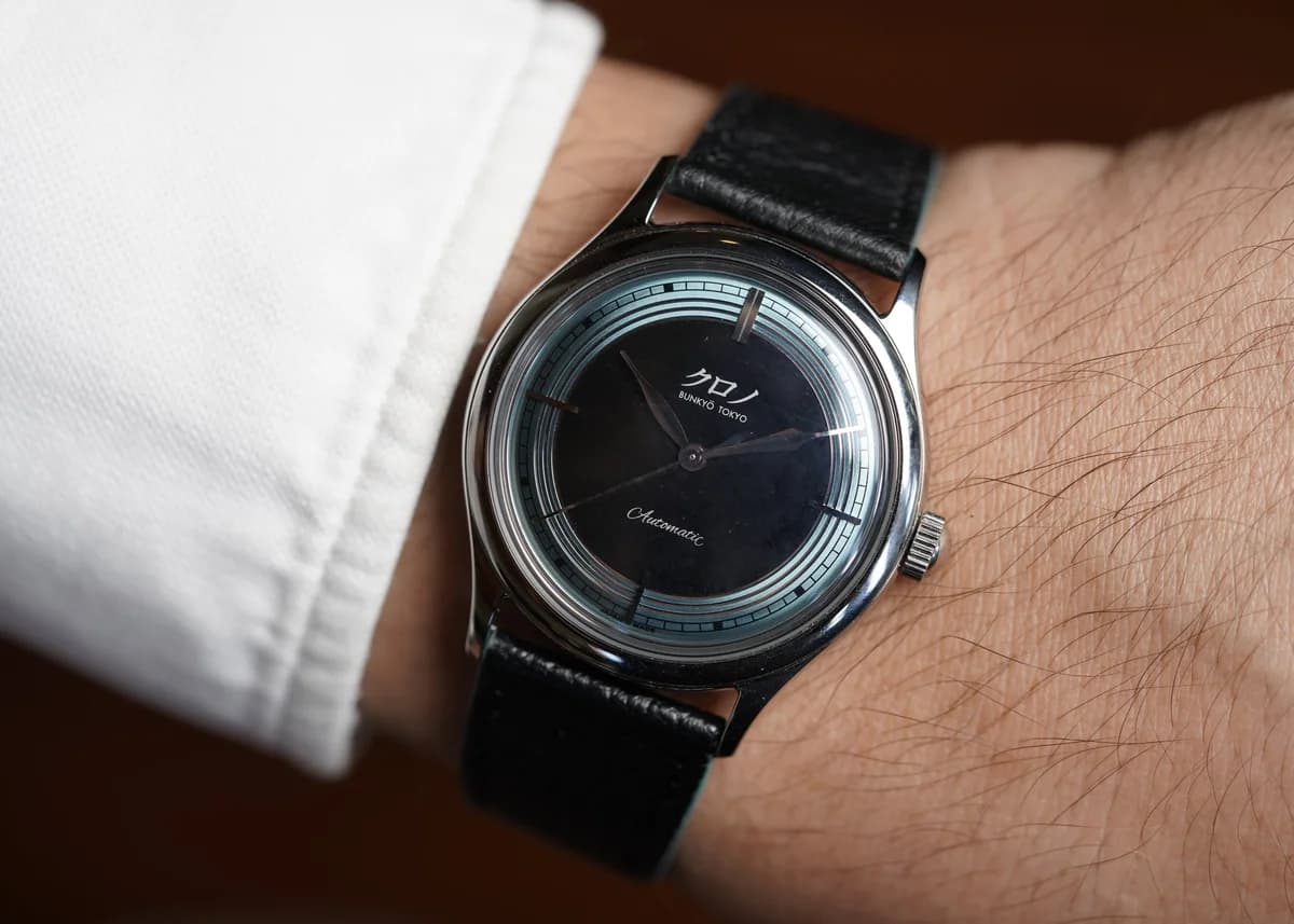 Under a dress shirt cuff, the 7mm case disappears completely