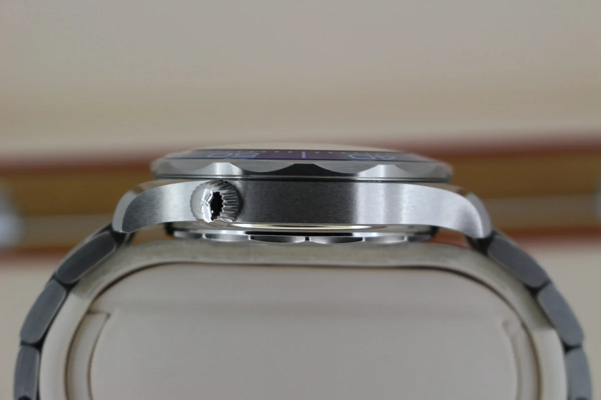 The dodecagonal bezel with blue aluminum insert