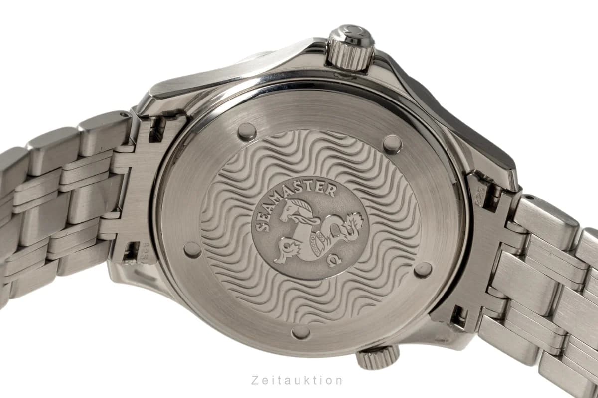 Side profile: helium escape valve at 10 o'clock