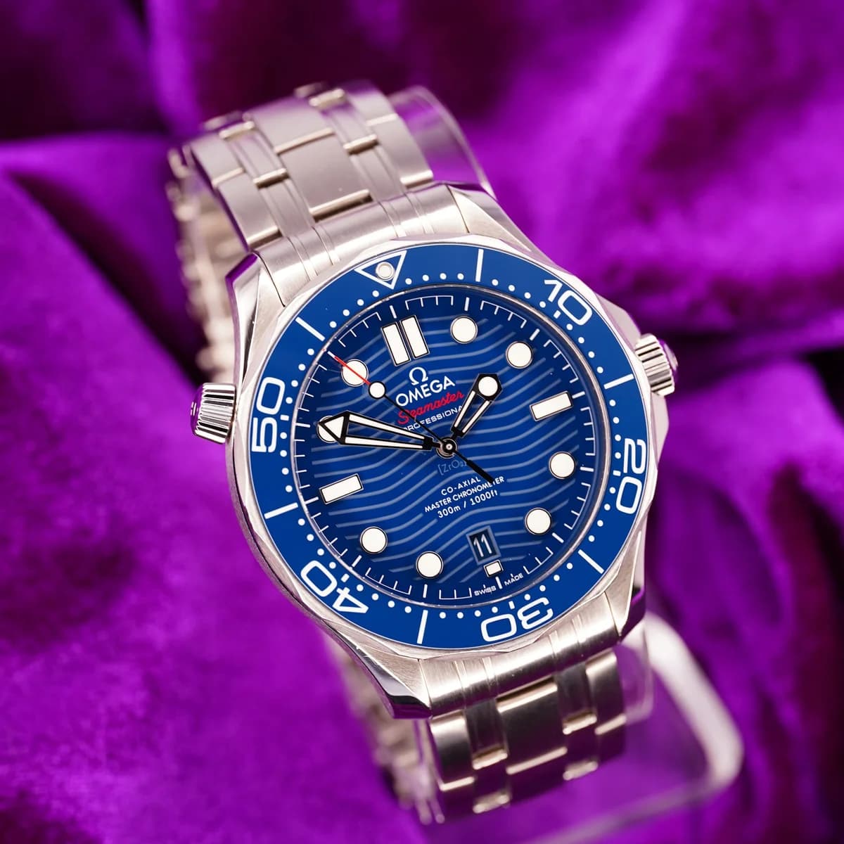 The modern 210.30: ceramic bezel, laser-engraved wave dial, Master Chronometer