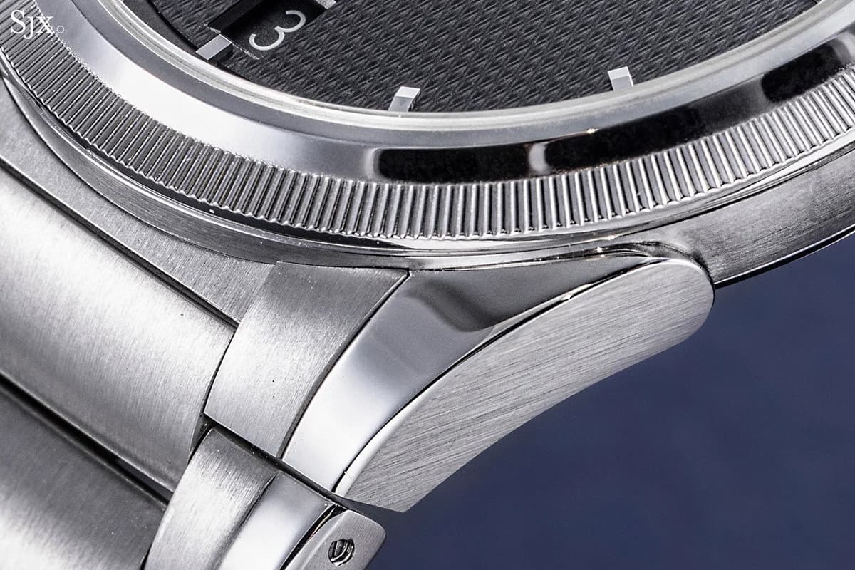 Movement detail of the PF703 gear train with beveled bridges and perlage finishing