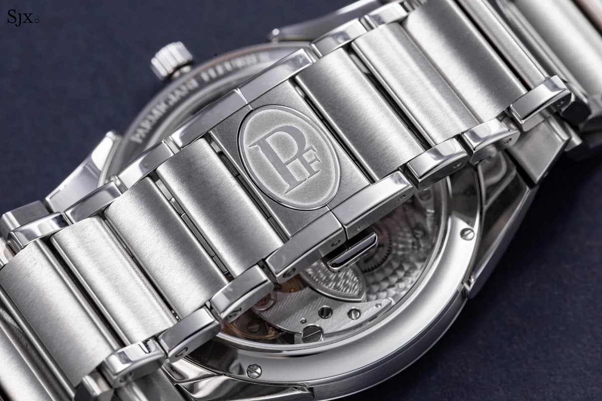 Integrated bracelet with tapered three-link configuration, brushed outer surfaces and polished chamfered edges