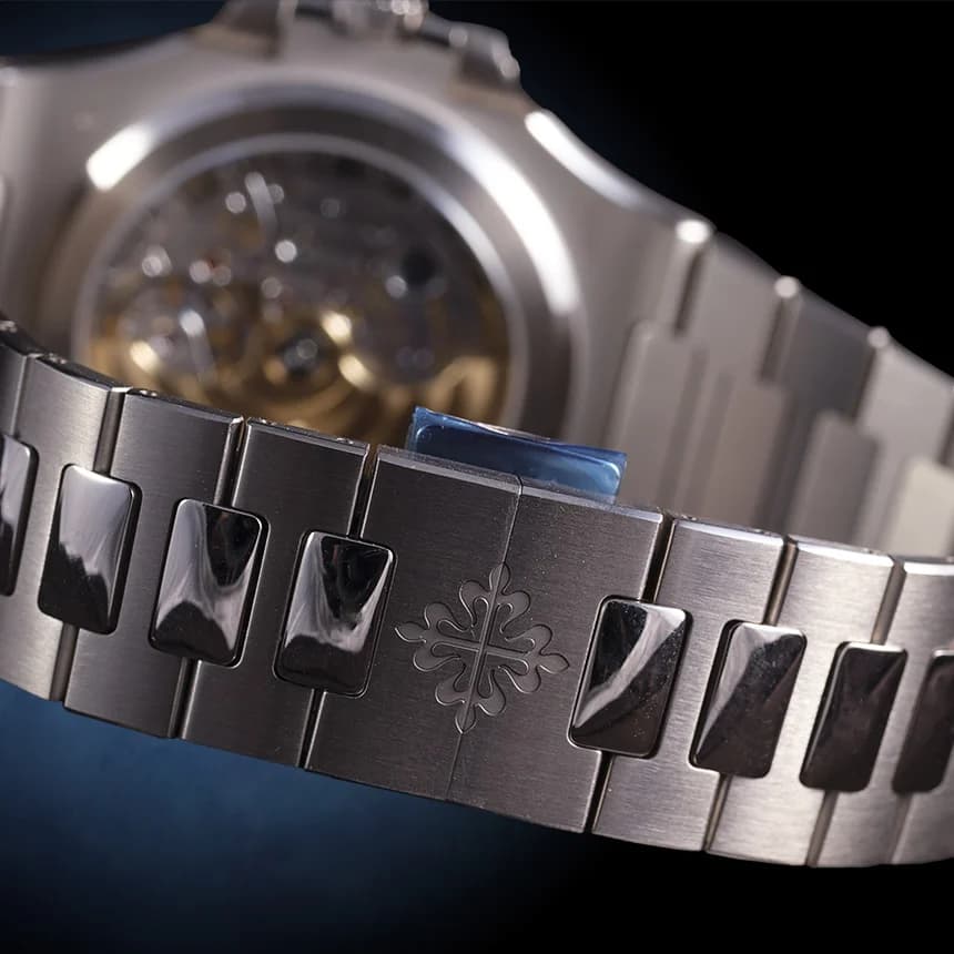 White gold bracelet: horizontal satin-brushed links with Calatrava cross on the clasp