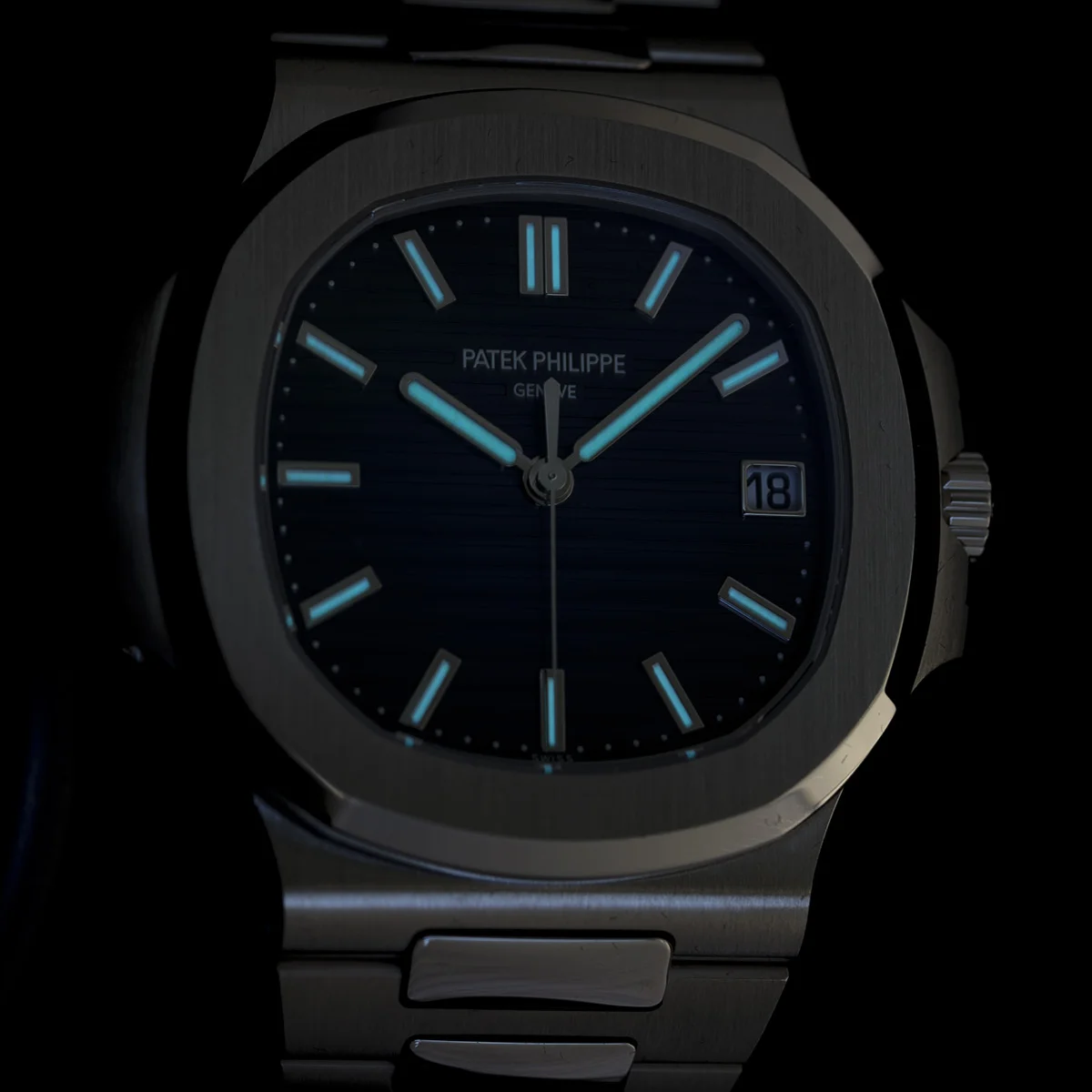 Dial macro: the horizontal embossing that defines the Nautilus, gradient blue shifting with light