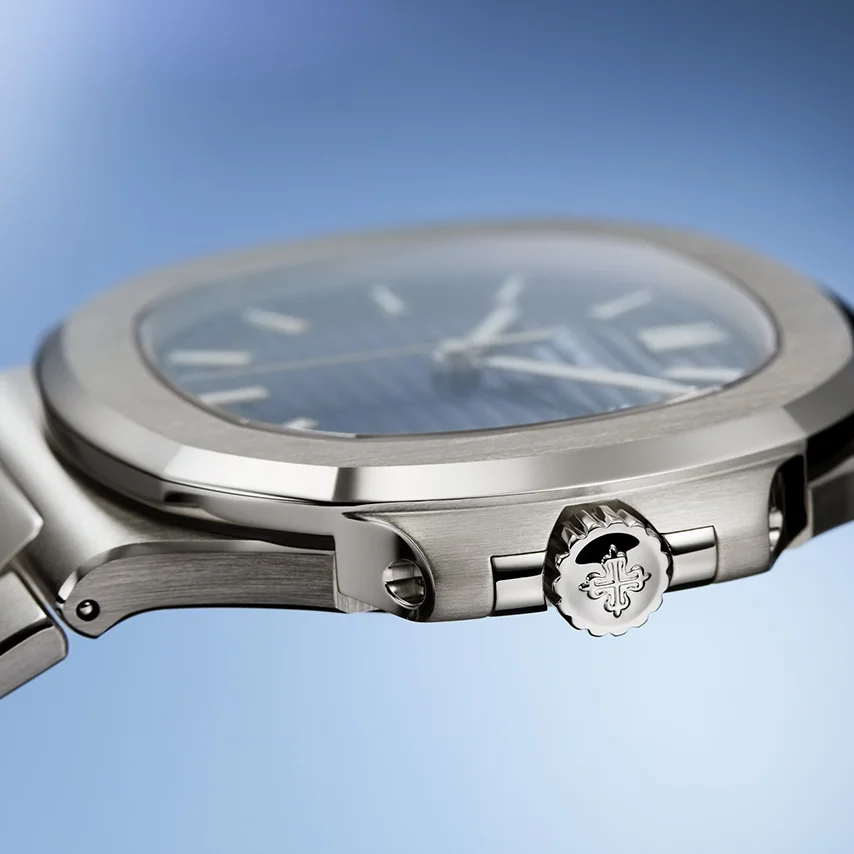 The Nautilus under low light: luminous indices and hands against the blue embossed dial