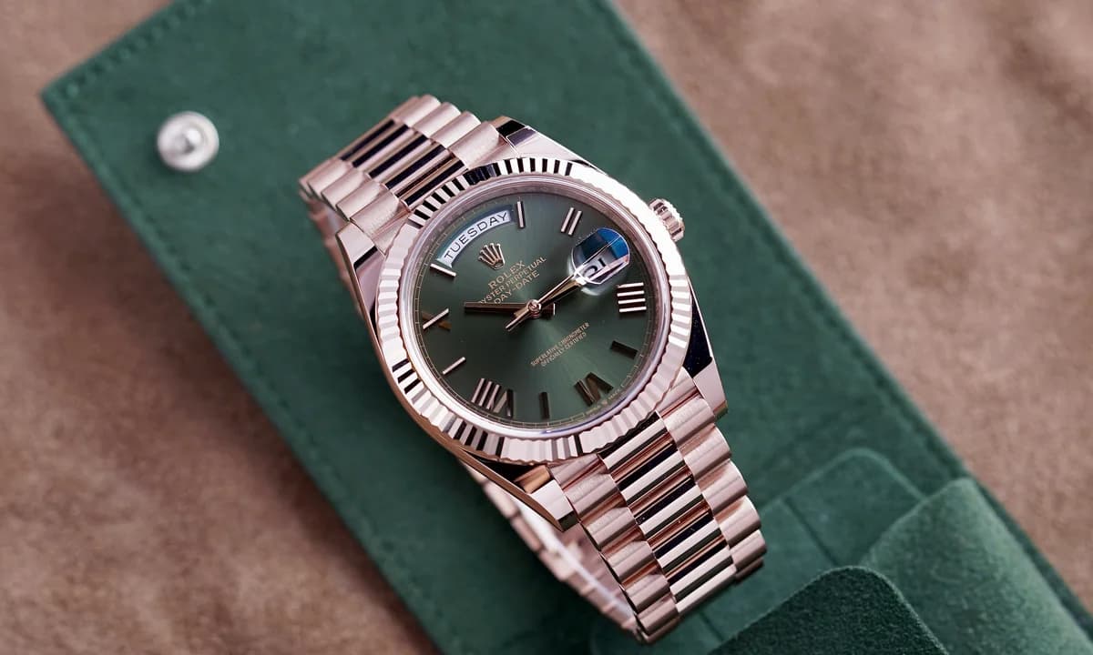 The fluted bezel from a low angle, showing how light plays across the machined Everose gold.