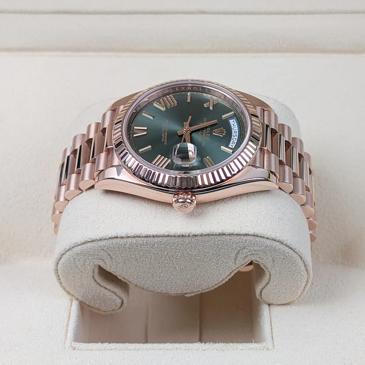 The concealed Crownclasp with Rolex crown logo, flush with the bracelet surface.