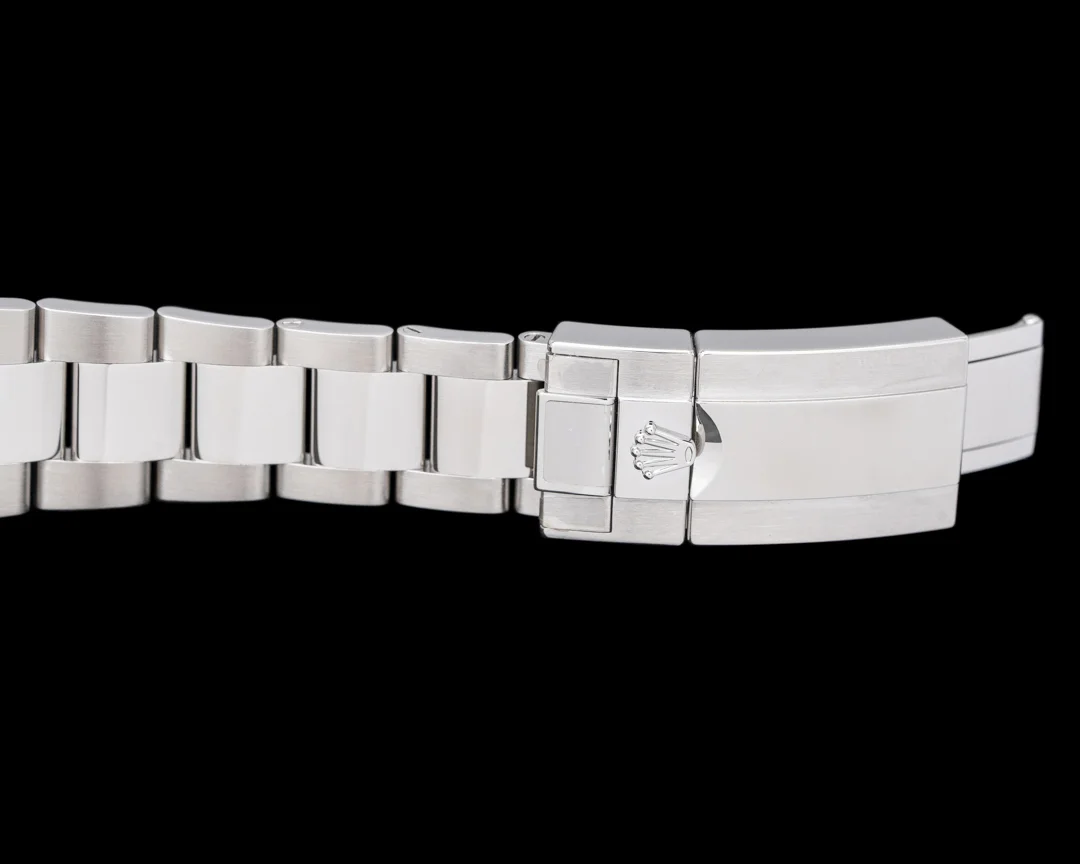 Redesigned lugs with downward curve at the bracelet-to-case junction