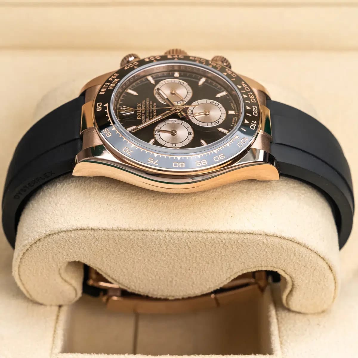 Solid Everose gold caseback with knurled edge and Oysterlock clasp in matching gold