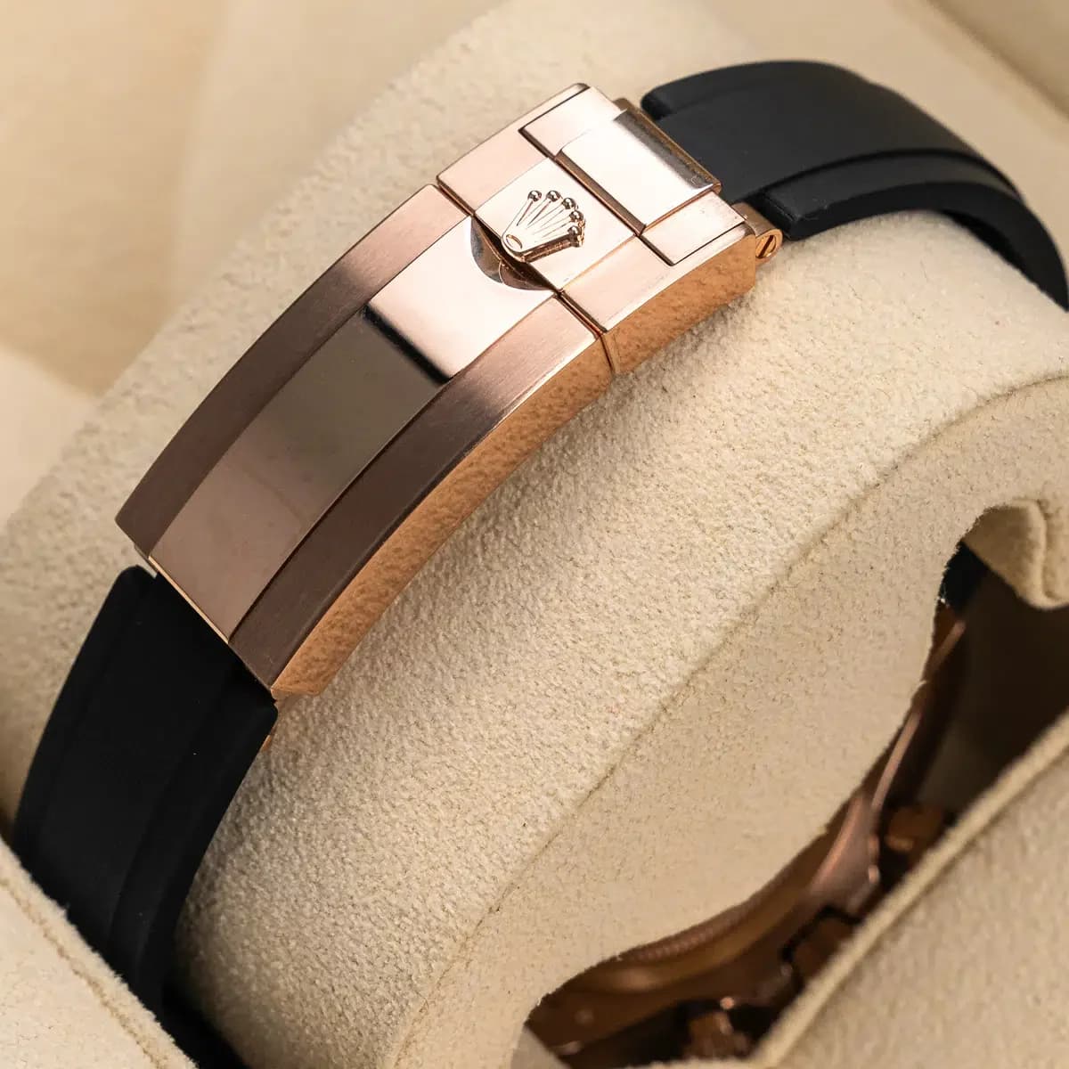 The Oysterflex bracelet with its black elastomer overmolding and Everose gold end links