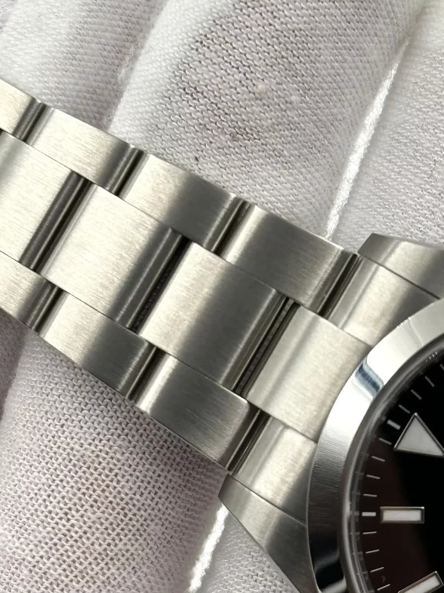 Solid Oystersteel caseback with screw-in construction. No exhibition window, no engraving. Pure Rolex.