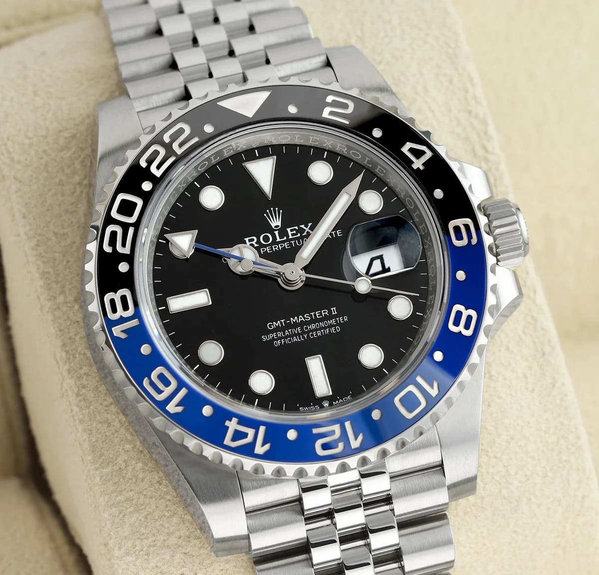Oysterlock safety clasp with the Rolex crown logo. The Easylink comfort extension adds 5mm of adjustment.