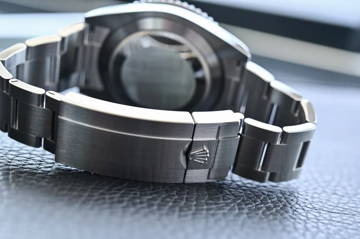 Bracelet rear: solid construction, Rolex crown on deployant clasp