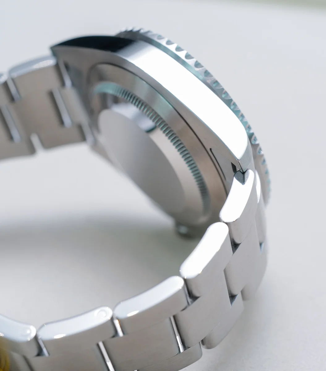 Solid screw-down caseback with knurled edge