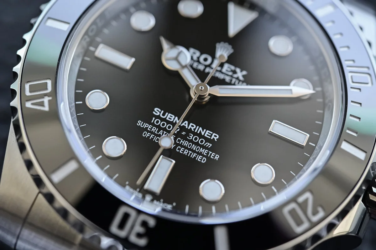 Dial macro: Mercedes hands, Chromalight-filled white gold hour markers