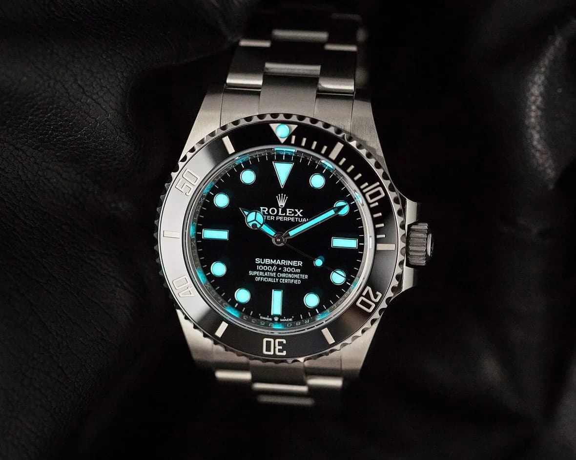 Chromalight blue lume: all indices and hands glow for approximately eight hours