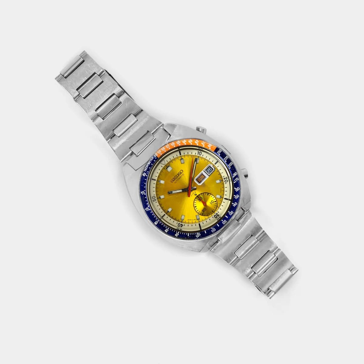 Solid caseback with Seiko logo. No exhibition window, the engineering is hidden inside.