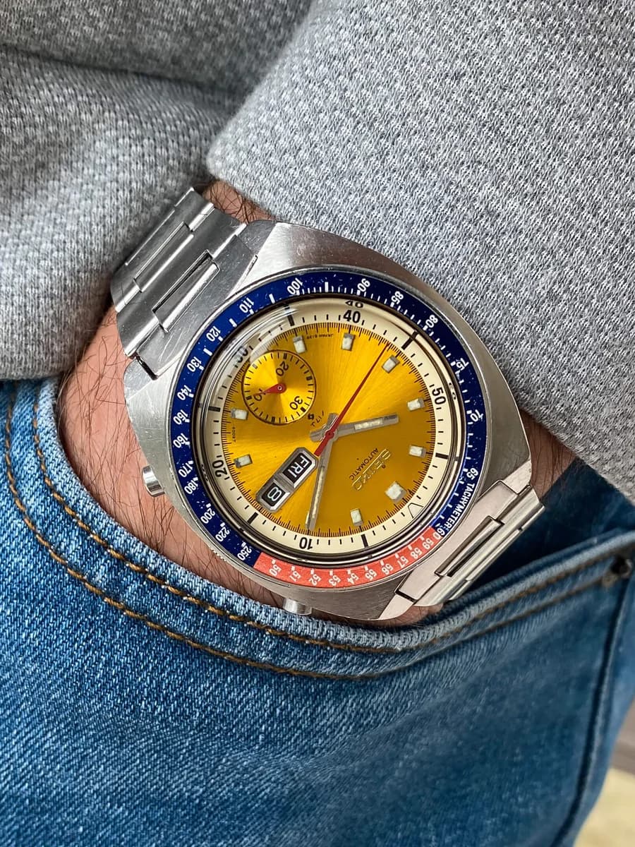 Seiko-branded folding clasp. Simple by modern standards, but functional.