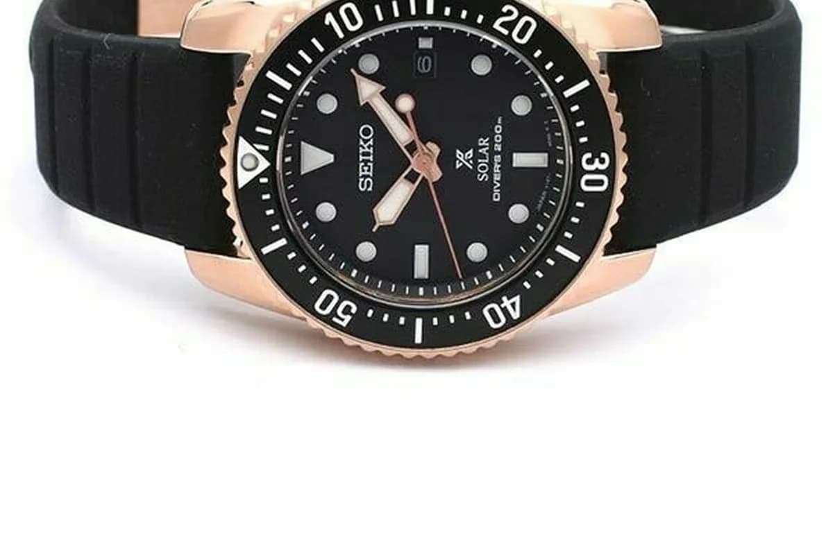 Bezel detail: 120-click unidirectional with rose-gold coin-edge knurling