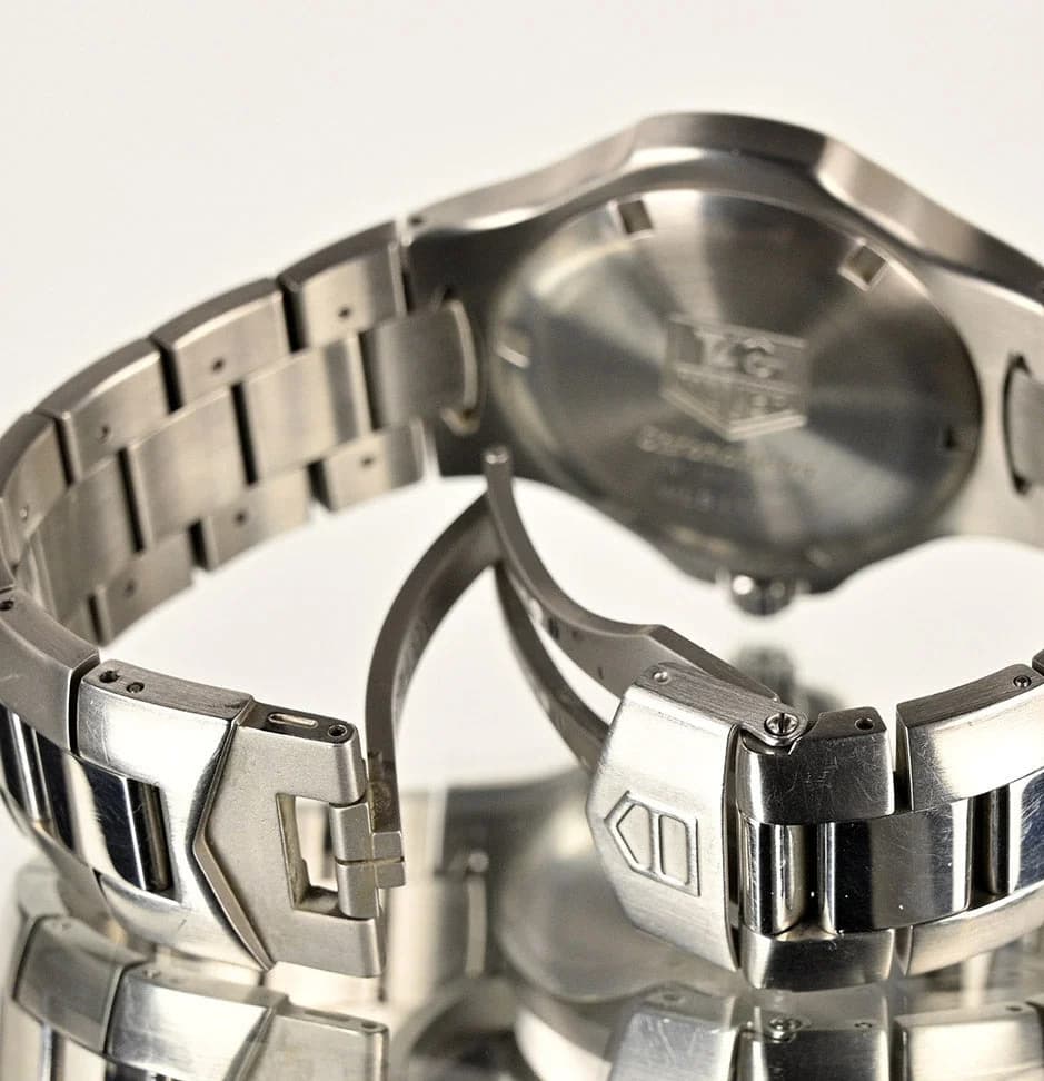 Unidirectional rotating bezel with engraved minute markers