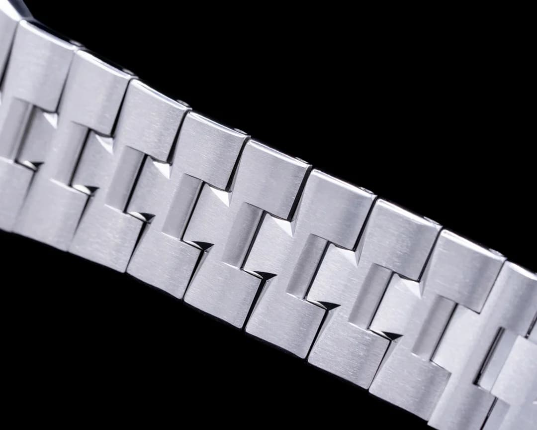 Vacheron Constantin Overseas Brown Dial detail 9