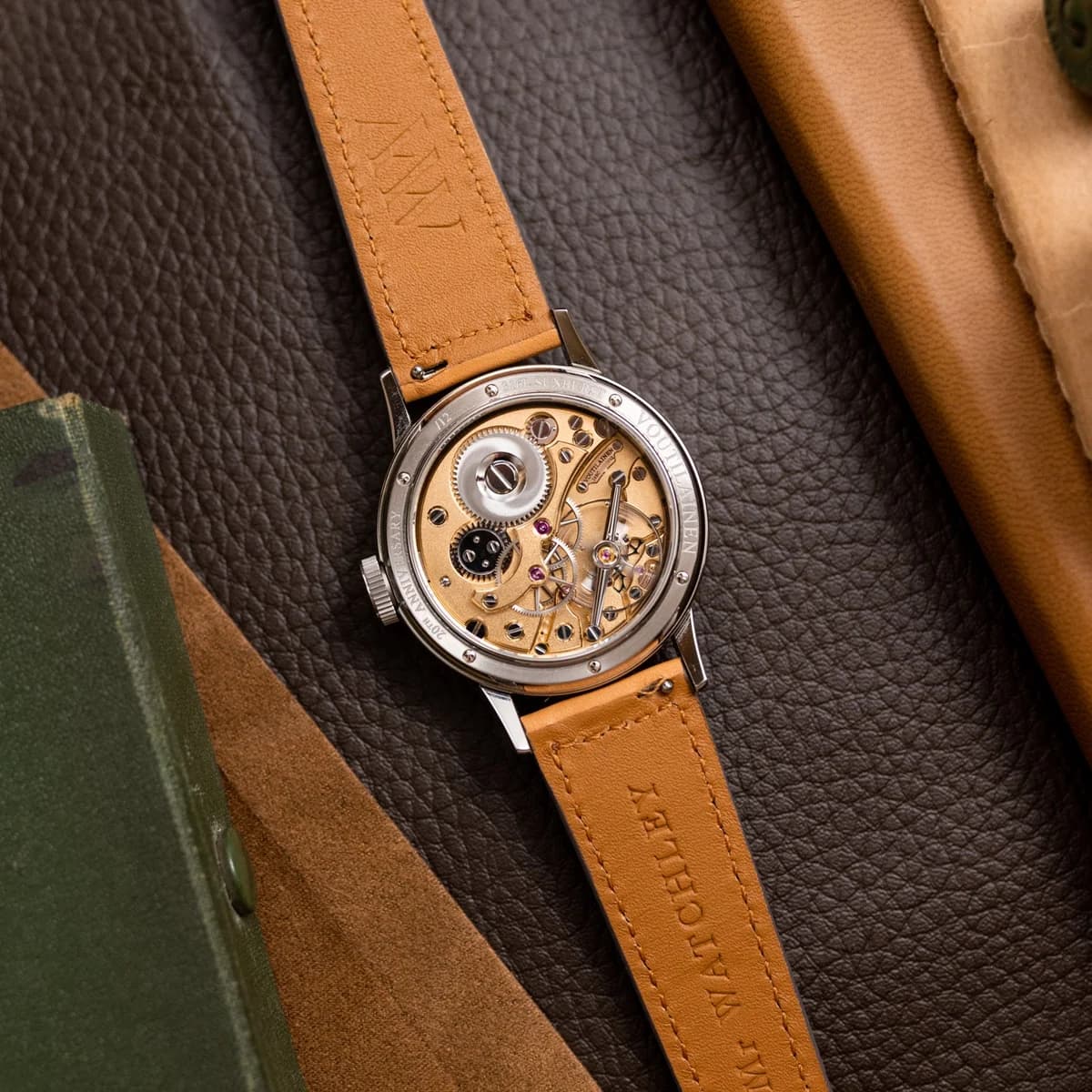 Three-quarter view showing the concave bezel and teardrop-evolved lugs